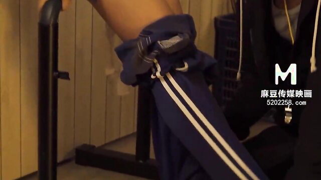 Su An Ya in super sexual fitness lesson, track pants down, Asian model tease