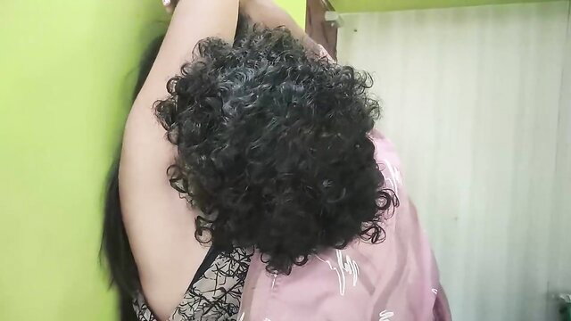 Hot Desi Mallu babe in saree exposes curvy navel and armpit