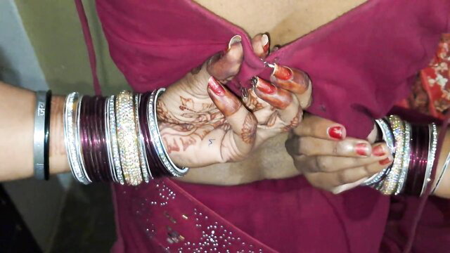 Hot Indian bhabhi's henna hands and bangles in sexy pink saree blouse