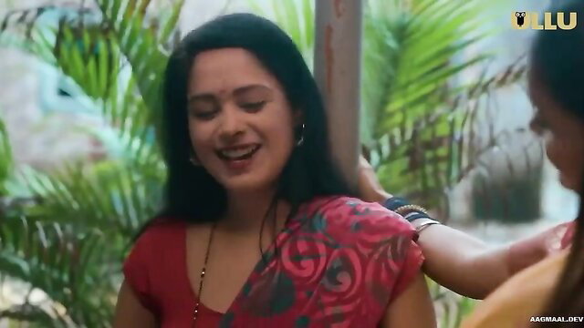 Indian Big Boobs Bhabhi in Saree Smiling Seductively