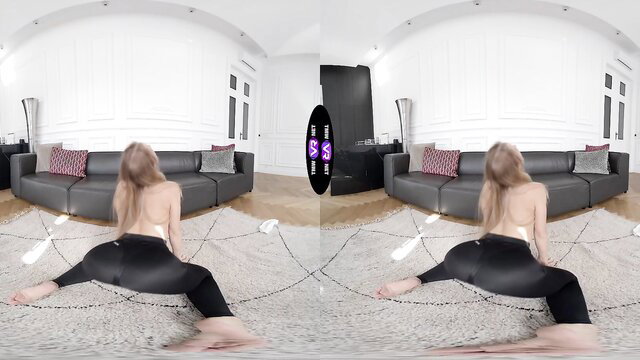 Blonde babe twerking huge ass in tight leggings VR workout