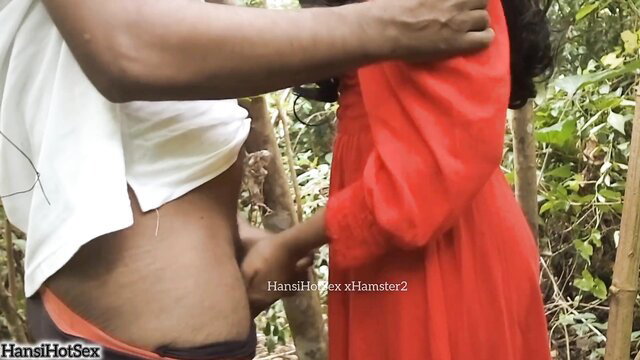 Indian teen's belly grabbed in outdoor Desi foreplay