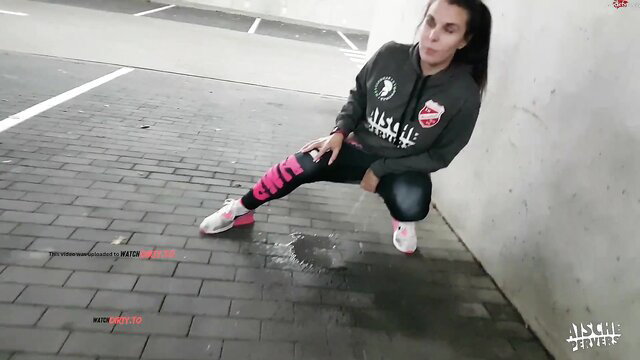 Aische Pervers squats in public parking, pink legging wet spot, milf tease