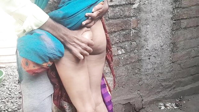 Indian bhabhi's bare ass groped by man in outdoor desi hump