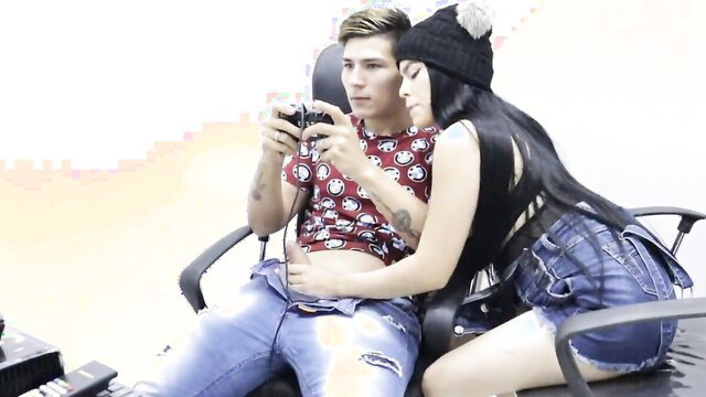 Hot bigtits otaku stepsis in beanie and daisy dukes hugs gamer bro