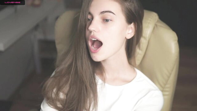 Hot amateur teen babe with long hair opens mouth wide on cam