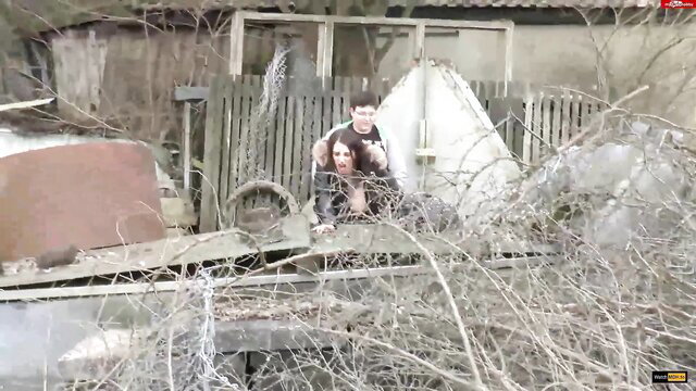 Queen Paris deepthroating guy outdoors in wild amateur sex