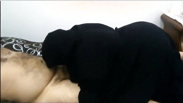 Turbanli carsafli olgun anne sakso cekiyor, evli turk anne blowjob