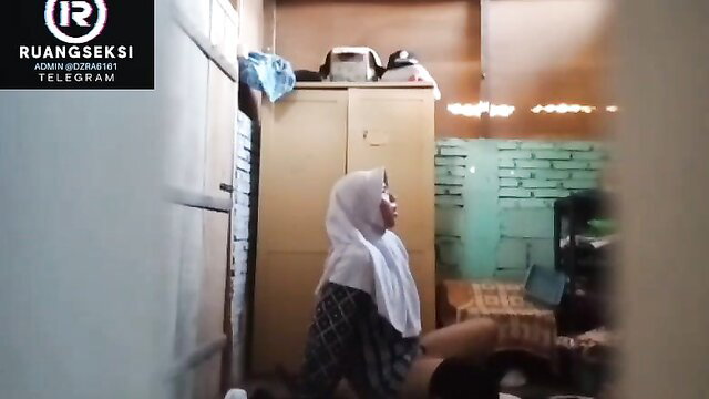 Viral Indonesian hijab girl in towel, bent over in amateur sex