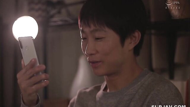 Nao Jinguji holds phone smiling in dim room, JAV creampie MILF