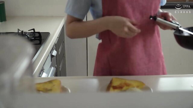 Mizuki Yayoi in apron cooking french toast, JAV kitchen tease