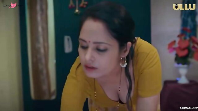 Indian big boobs MILF in yellow saree blouse cleavage tease