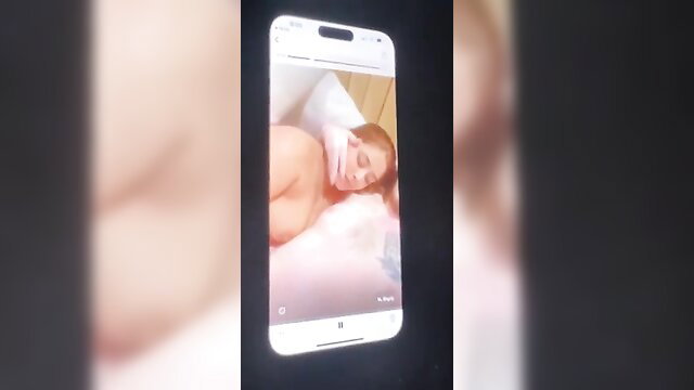 Minahil Malik leak: nude Pakistani beauty sleeping topless in bed