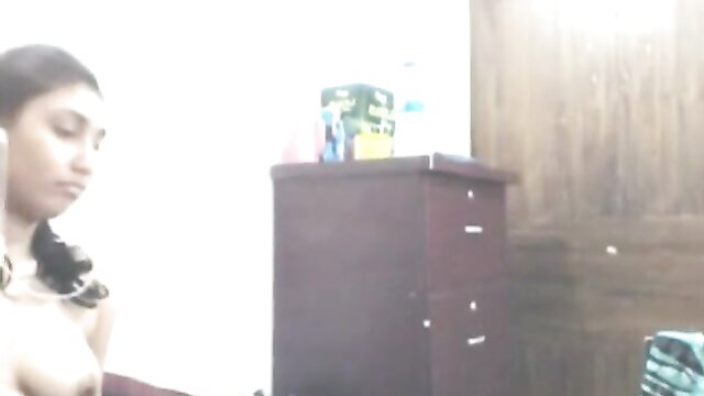 Curvaceous Bengali girl undresses on webcam, exposes breasts