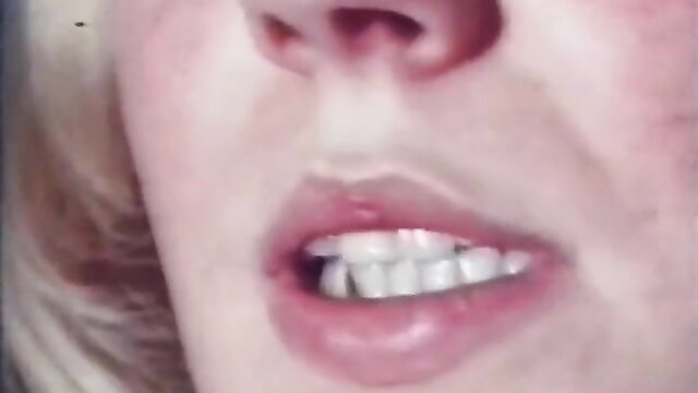 Vintage 8mm blonde closeup mouth tease, Fruehlings-erwachen Diamant Video