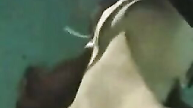 Horny slut masturbates underwater with scuba gear closeup