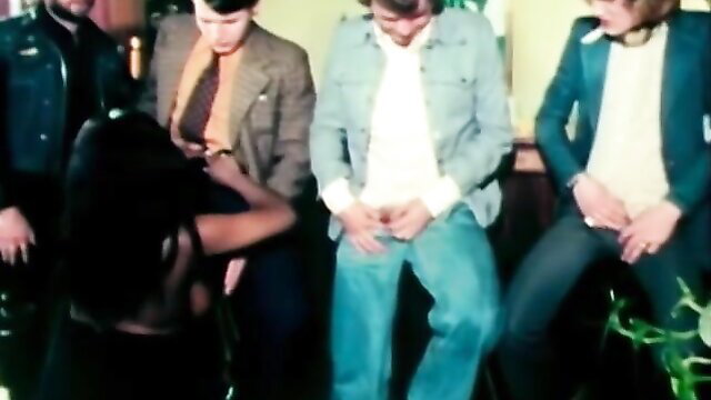 Retro gangbang: black woman grabs cocks of 4 white guys in Tabu Film Obszön #1