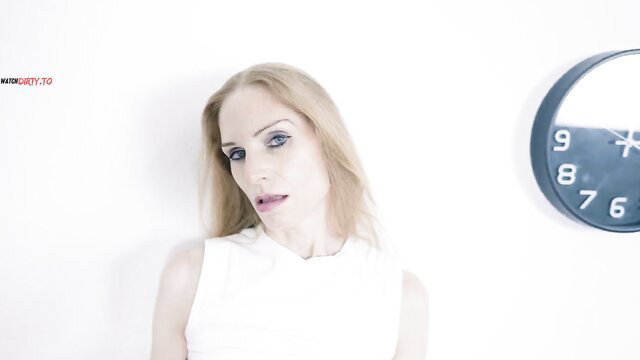 Hot Austrian MILF with mandala tattoo sticks tongue out in XXL Casting