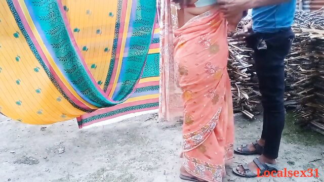 Indian village bhabhi in saree fondled by farmer outdoors