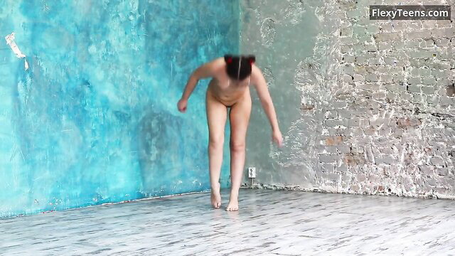 Flexible babe Kim Nadara nude stretching in glasses, extreme bend