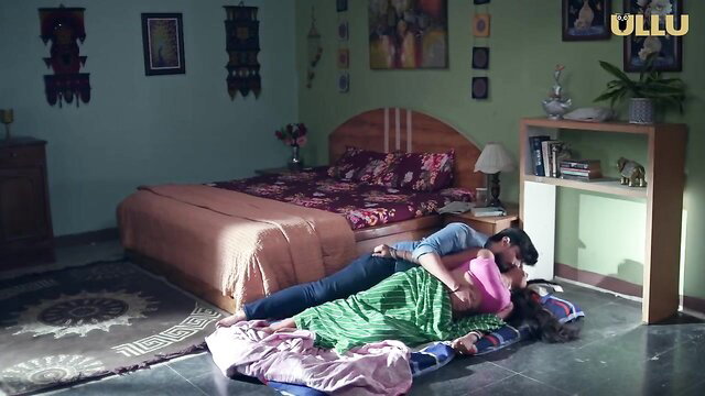 Indian couple hot kissing scene in Palang Tod Siskiyaan Ullu web series