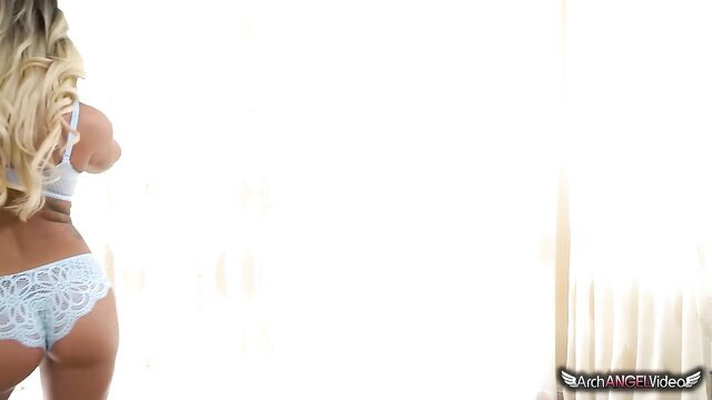 Blonde bombshell Cali Carter in sexy lace lingerie, big ass view