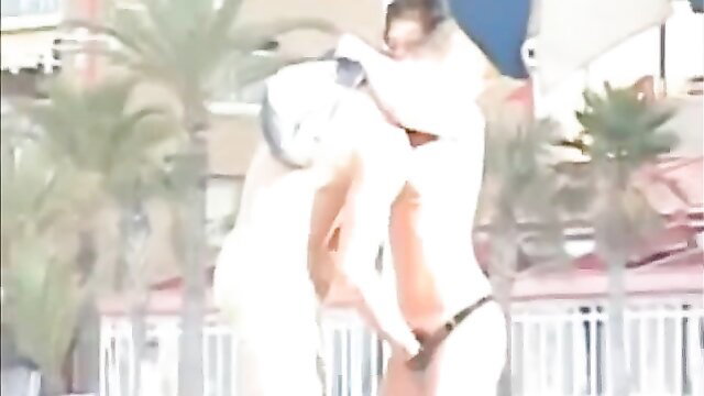 Sexy hottie on beach lets boyfriend rub her pussy outdoors