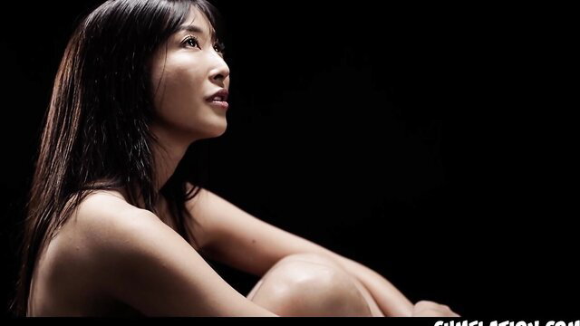 Emiri Momota nude profile pose, hot JAV idol side view