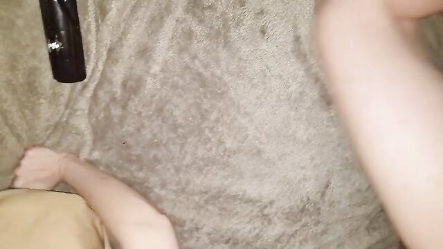 Amateur cuckold wife bares pale soles and legs on couch