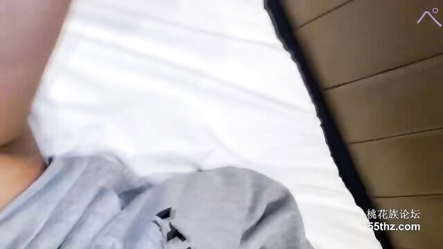 Slim Japanese gal in gray tee on bed, FC2 uncensored creampie