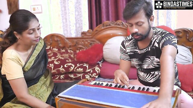 Indian student plays harmonium for sexy saree-clad singing teacher