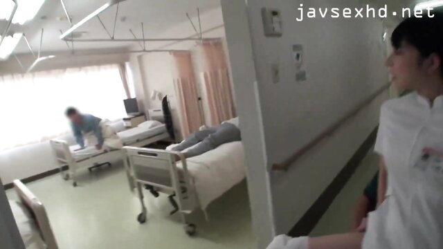 Rookie nurse in hospital room with patients, JAV thumbnail