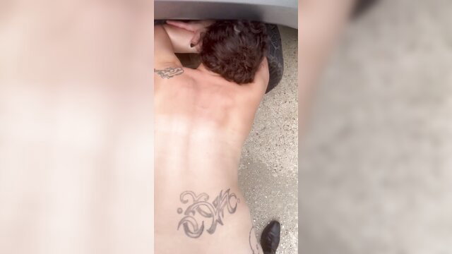 Blurry streetwalker bareback fucked, back tattoo visible, cumshot incoming