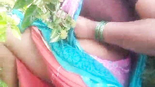 Indian aunty exposing huge cleavage in saree, green bangles