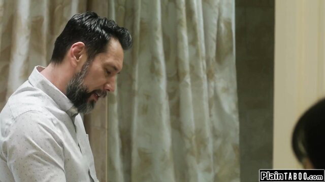 Man looking at a woman, Summer Col