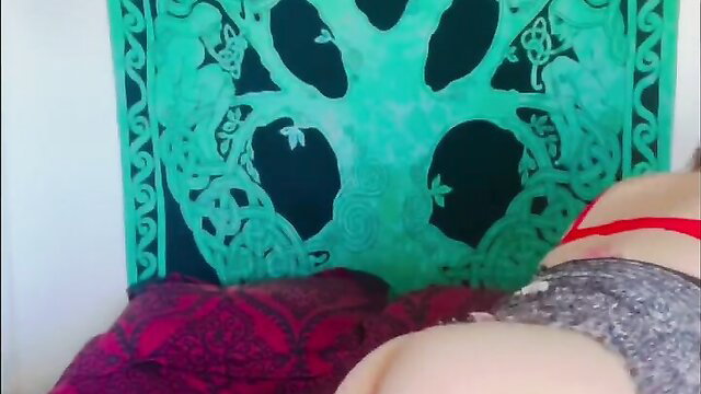 Asia Belle shows big ass in lingerie on bed, sexy pose