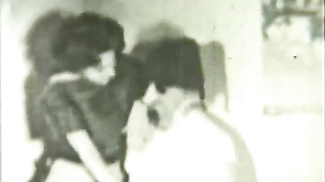 Linda Roberts vintage closeup oral sex on man, retro XXX thumbnail