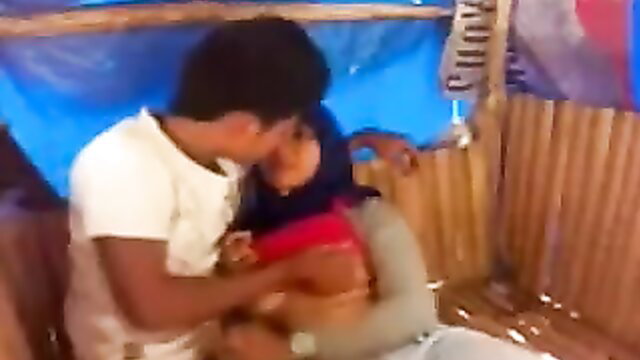 Malaysian girl passionately kissing sexy BF in hut amateur vid