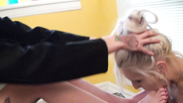 Blonde babe in ponytail gets head grabbed and pushed to feet by tattooed hand