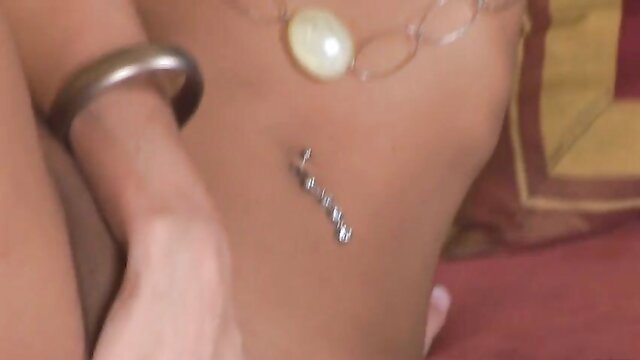 Lichelle Marie showing her navel piercing