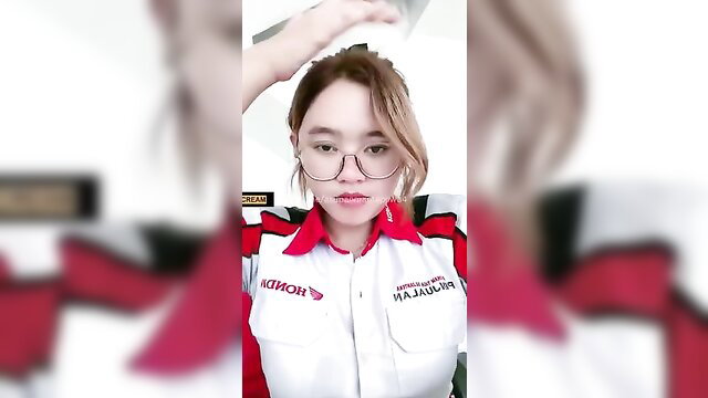 Viral Indri in sexy red Honda racing uniform, glasses tease