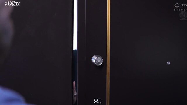 Japanese wife peeking through door in JAV BBC adult video