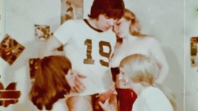 Vintage cheerleaders gangbang: 3 nude retro girls on jock guy