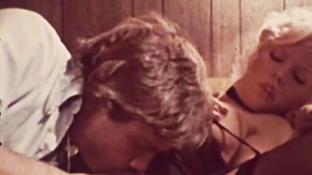 Vintage blonde bombshell in choker gets intimate with man in classic XXX scene