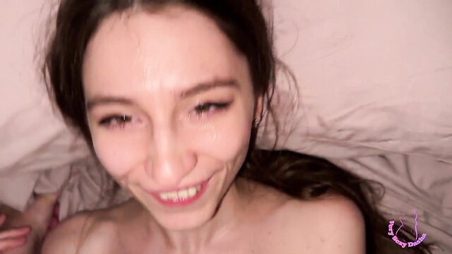 Smirking brunette amateur babe naked in bed, smiling closeup