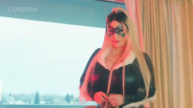 Curvy blonde in Catwoman mask and fur-trimmed leather catsuit teases with massive tits