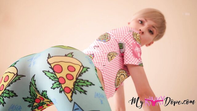 MyKinkyDope in pizza weed leggings, big ass pose, teasing view