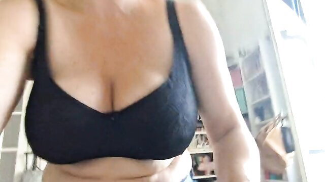 FrauleinSchmitt's huge cleavage in black lace bra, curvy mature tease