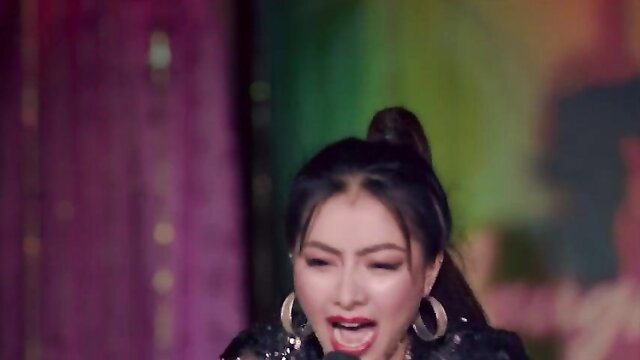 Jela Cuenca screaming passionately on stage in sexy black dress