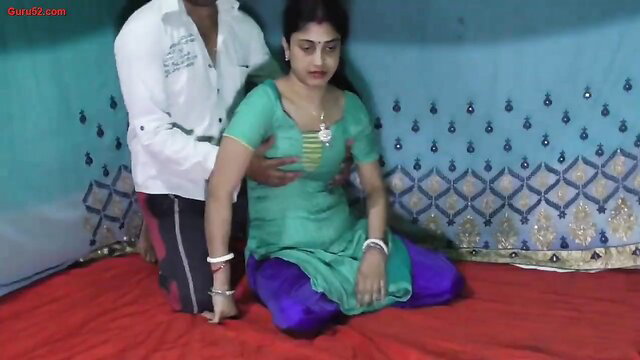 Desi Indian babe in green saree gets hot massage from lover
